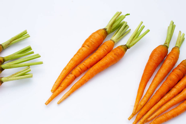 carottes fraîches sur fond blanc. - Photo, image
