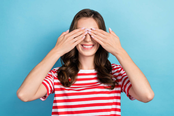 Foto von flippigen netten Millennial Dame spielen Spiel Deckel Augen verstecken Spaß haben Freizeit isoliert auf blauem Hintergrund. - Foto, Bild