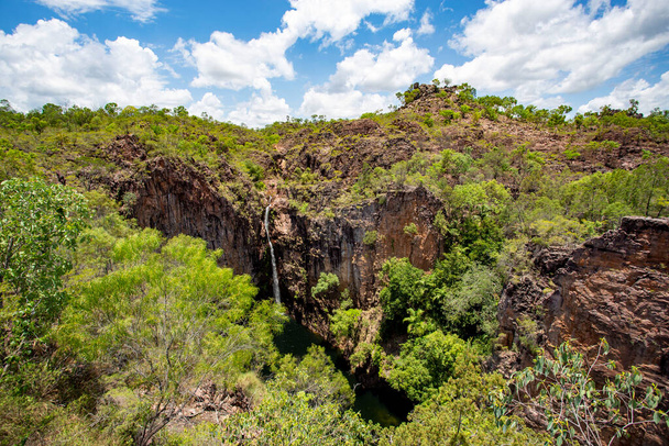 Tolmer Falls est une cascade en deux gouttes dans un bassin profond sur le ruisseau Tolmer, situé dans le parc national de Litchfield, Territoire du Nord, Australie - Photo, image