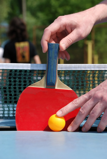 Uomo tenere la racchetta da tennis sul tavolo da ping pong
 - Foto, immagini