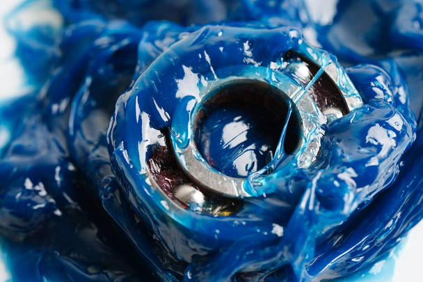 Grasa y rodamiento de bolas, Grasa compleja de litio sintético de primera calidad azul, alta temperatura y lubricación de maquinaria para automoción e industrial. - Foto, imagen
