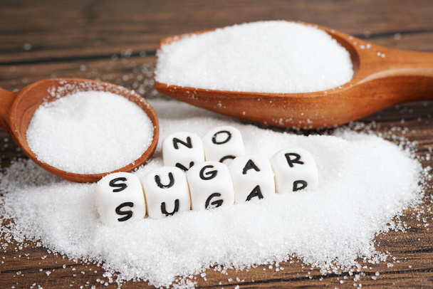 Kein Zucker, süßer Kristallzucker mit Text, Diabetes-Prävention, Ernährung und Gewichtsverlust für eine gute Gesundheit. - Foto, Bild