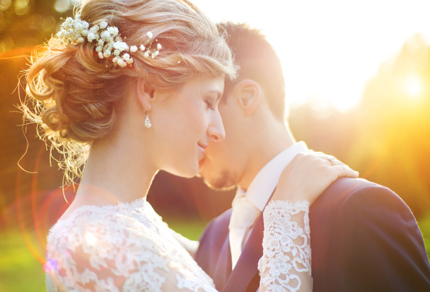 Hochzeitspaar genießt romantische Momente - Foto, Bild