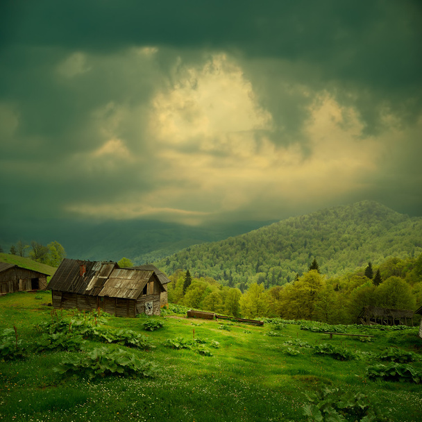ミステリー山の風景。一筋の光暗い雲 - 写真・画像