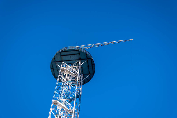 Torre de paraquedas em Katowice, Silésia, Polónia. A reconstrução da torre nos anos 50 do século XX tem 35 metros de altura (a torre original de 1937 tinha 50 metros de altura). Ponto de defesa polonês durante a Segunda Guerra Mundial. - Foto, Imagem