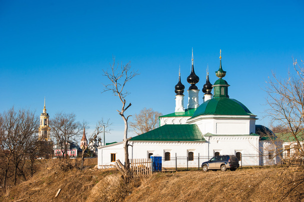 Paisaje de la vieja ciudad rusa con iglesia. Vista del paisaje urbano de Suzdal
. - Foto, imagen