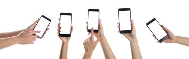 Set von Händen, die Mobiltelefone mit leeren Bildschirmen auf weißem Hintergrund halten - Foto, Bild