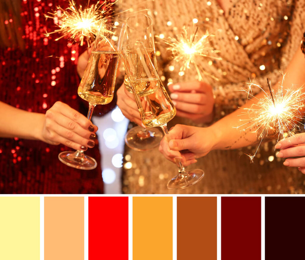 Jovens mulheres com copos de champanhe e espumantes de Natal. Padrões de cores diferentes - Foto, Imagem