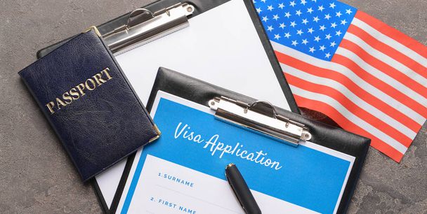Έντυπο αίτησης θεώρησης, διαβατήριο και σημαία ΗΠΑ στο τραπέζι, κορυφαία προβολή. Έννοια της μετανάστευσης - Φωτογραφία, εικόνα