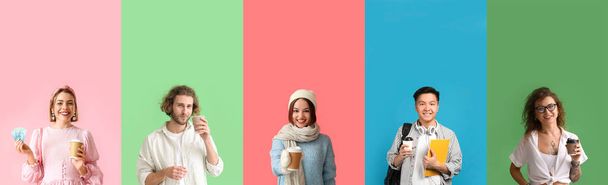 Набор разных людей с бумажными чашками кофе на цветном фоне - Фото, изображение