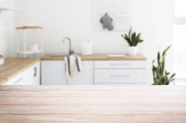 Table en bois claire vide à l'intérieur de la cuisine moderne - Photo, image