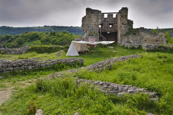 チェルヴェン、ブルガリアの村の近くに中世の要塞の遺跡 - 写真・画像