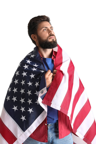 Schöner bärtiger Mann mit USA-Flagge auf weißem Hintergrund - Foto, Bild