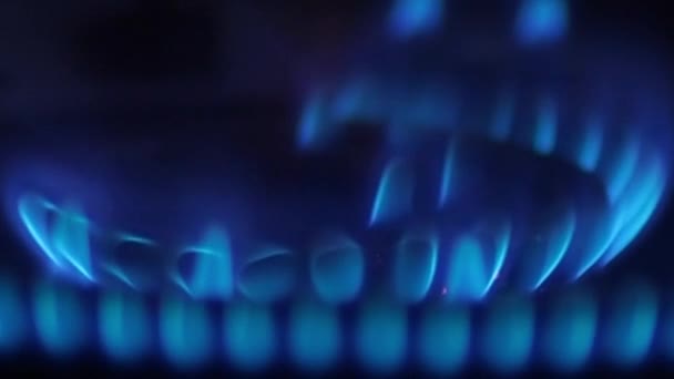 Crise energética e gás natural na Europa. Luz azul causada pelo gás natural utilizado nos agregados familiares e aquecimento da casa. - Filmagem, Vídeo