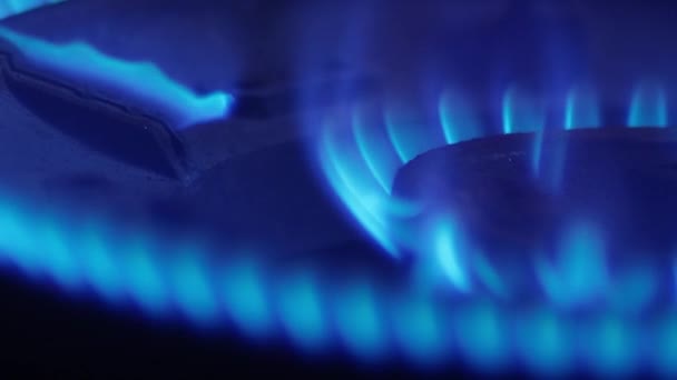 Crise energética e gás natural na Europa. Luz azul causada pelo gás natural utilizado nos agregados familiares e aquecimento da casa. - Filmagem, Vídeo