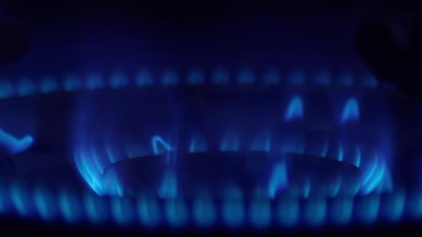 Енергетична криза та природний газ в Європі. Синє світло, викликане природним газом, який використовується в сім "ях, і нагрівання будинку.. - Кадри, відео