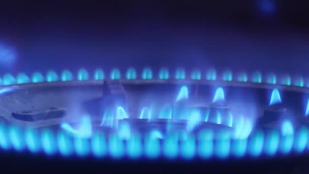 Енергетична криза та природний газ в Європі. Синє світло, викликане природним газом, який використовується в сім "ях, і нагрівання будинку.. - Кадри, відео