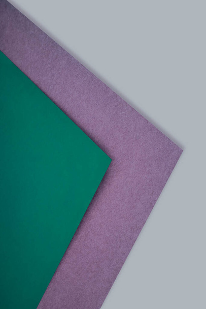 Los papeles triangulares verticales abstractos sobre fondo blanco se parecen a la vista lateral de una cubierta lisa vs texturizada de libro abierto - Foto, Imagen