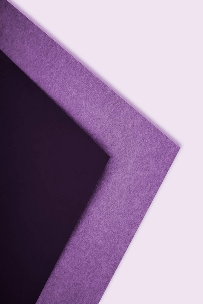 Abstract verticaal driehoekig papier op witte achtergrond ziet eruit als zijaanzicht van een open boek plain vs textured cover - Foto, afbeelding