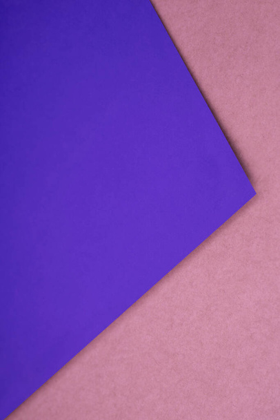 Los papeles triangulares verticales abstractos sobre fondo blanco se parecen a la vista lateral de una cubierta lisa vs texturizada de libro abierto - Foto, Imagen