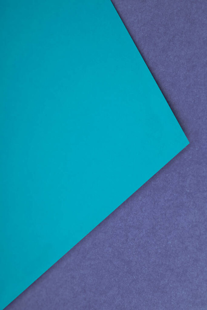 Abstraktní vertikální trojúhelníkové papíry na bílém pozadí vypadá jako boční pohled na otevřenou knihu prostý vs texturované kryt - Fotografie, Obrázek