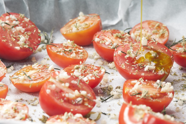 pouring olive oil on tomatoes - Valokuva, kuva