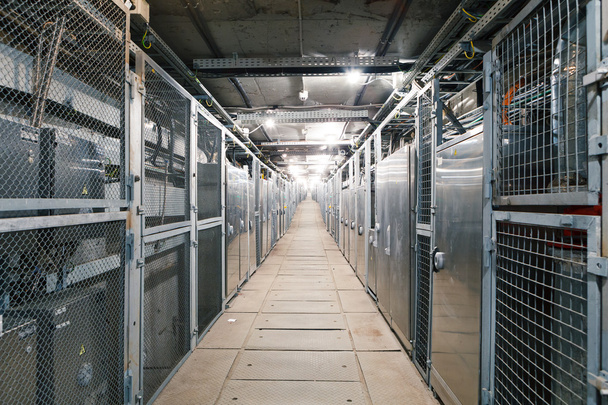 Endüstriyel binanın elektrik kutuları koridor - Fotoğraf, Görsel