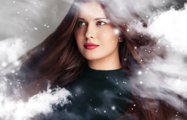 Piękno zimy, czas Bożego Narodzenia i szczęśliwych wakacji, piękna kobieta z długą fryzurą i naturalny makijaż za zamarzniętym oknem, śnieg śnieg projekt jak Boże Narodzenie, Nowy Rok i wakacje portret stylu życia - Zdjęcie, obraz