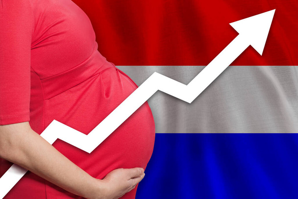 Femme enceinte sur le drapeau des Pays-Bas fond. Taux de natalité en hausse - Photo, image