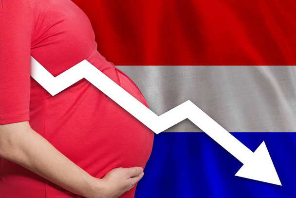 Вагітна жінка на прапорі Нідерландів. Рівень народжуваності - Фото, зображення