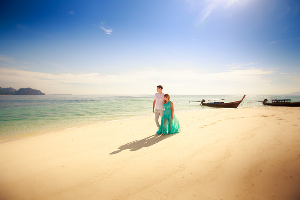 νέοι ευτυχισμένο ζευγάρι Ασίας στο νησί - Φωτογραφία, εικόνα