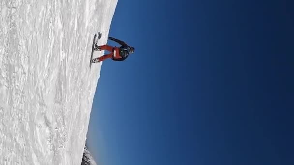 Слідкуючі кадри людини, що катається на сноуборді вниз. Чоловік їде на сноуборді швидко спускається між деревами
 - Кадри, відео