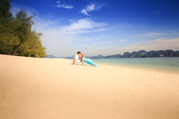 νέοι ευτυχισμένο ζευγάρι Ασίας στο νησί - Φωτογραφία, εικόνα
