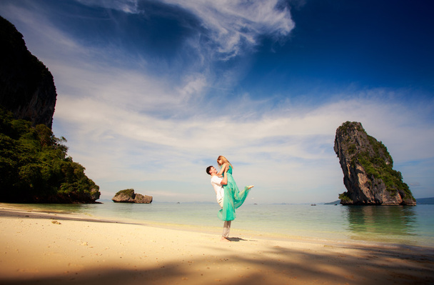 joven feliz asiático pareja en luna de miel
 - Foto, imagen