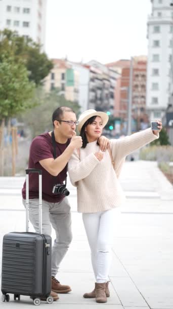 Ευτυχισμένο πολυφυλετικό ζευγάρι τουριστών που βγάζουν μια σέλφι μαζί. Αξιοθέατα στη Μαδρίτη, Ισπανία. - Πλάνα, βίντεο