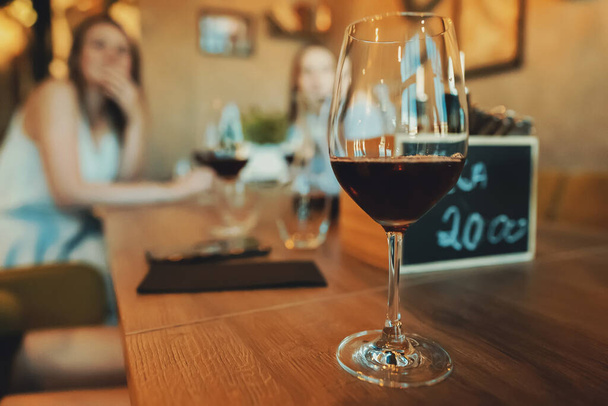 Um copo de vinho tinto está sobre a mesa. Degustação de vinhos
. - Foto, Imagem