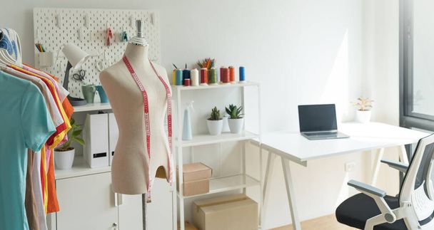 Fashion Design Studio, Ufficio sarti, Design Room in ufficio, Posto di lavoro con manichini cuciti - Foto, immagini