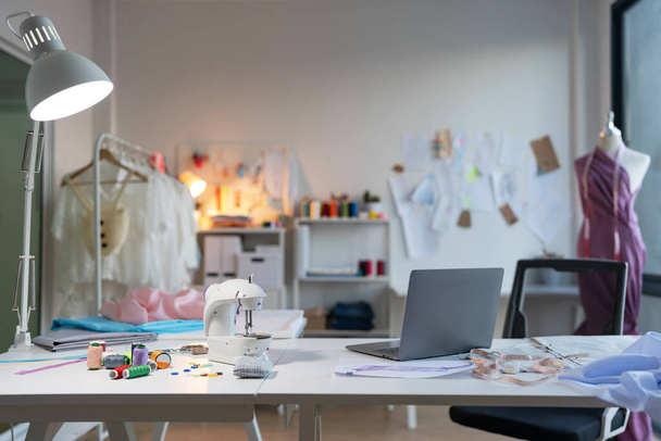 Fashion Design Studio, Kantoor op maat, Design Room in the Office, Werkplaats met naaipoppen - Foto, afbeelding