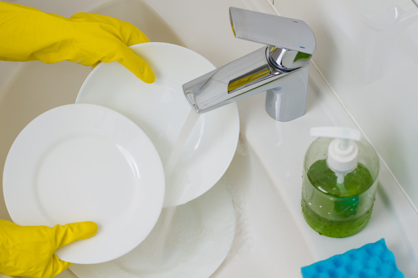 lavar platos blancos
 - Foto, imagen