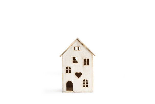 Une maison de jouets en bois blanc sur fond blanc avec espace de copie - Photo, image