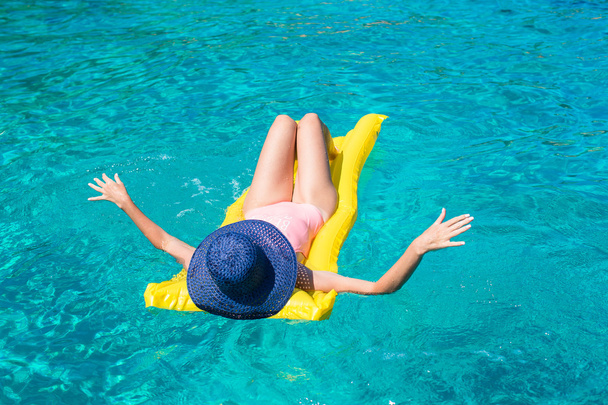 Женщина отдыхает на надувном матрасе в чистом море
 - Фото, изображение