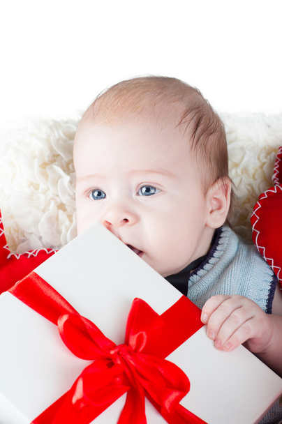 Fiú szívét és egy ajándék doboz - Fotó, kép