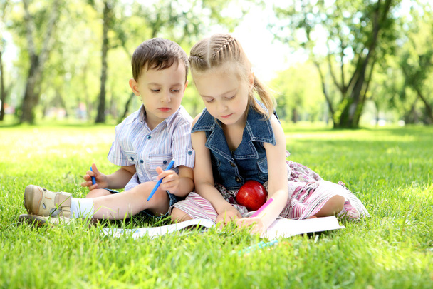 本を読んで公園で子供 - 写真・画像