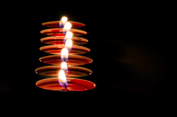 rode kaarsen branden in lijn - Foto, afbeelding