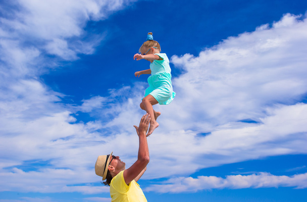 Μικρά πατέρας και μικρή κόρη έχει τη διασκέδαση στην παραλία - Φωτογραφία, εικόνα
