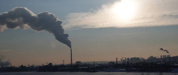 Kiev, Ucrania enero 19, 2021: Las chimeneas fuman, contaminando el aire en la ciudad empeorando el medio ambiente - Foto, Imagen