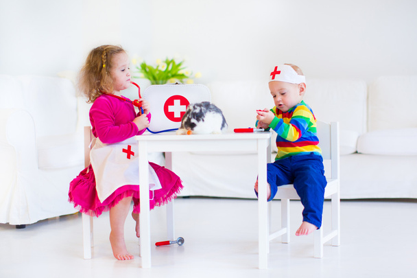Lapset leikkivät lääkäriä
 - Valokuva, kuva