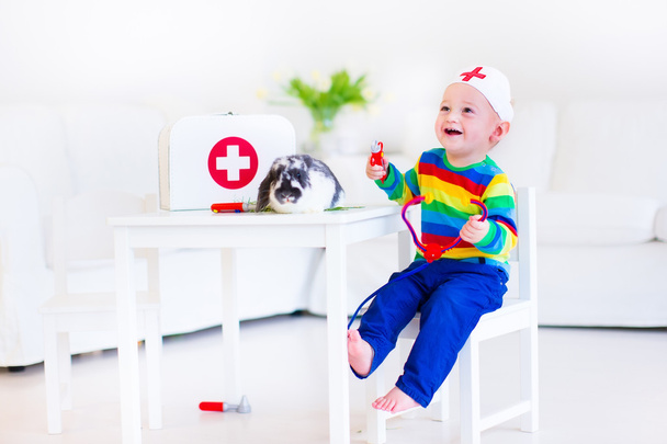 Little boy playing doctor - Фото, зображення