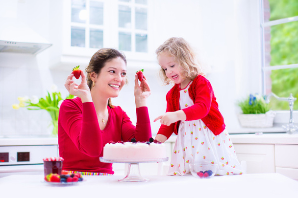 Anne ve kızı Çilekli pasta pişirme - Fotoğraf, Görsel