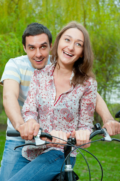 onnellinen nuori pari ratsastus polkupyörällä
 - Valokuva, kuva
